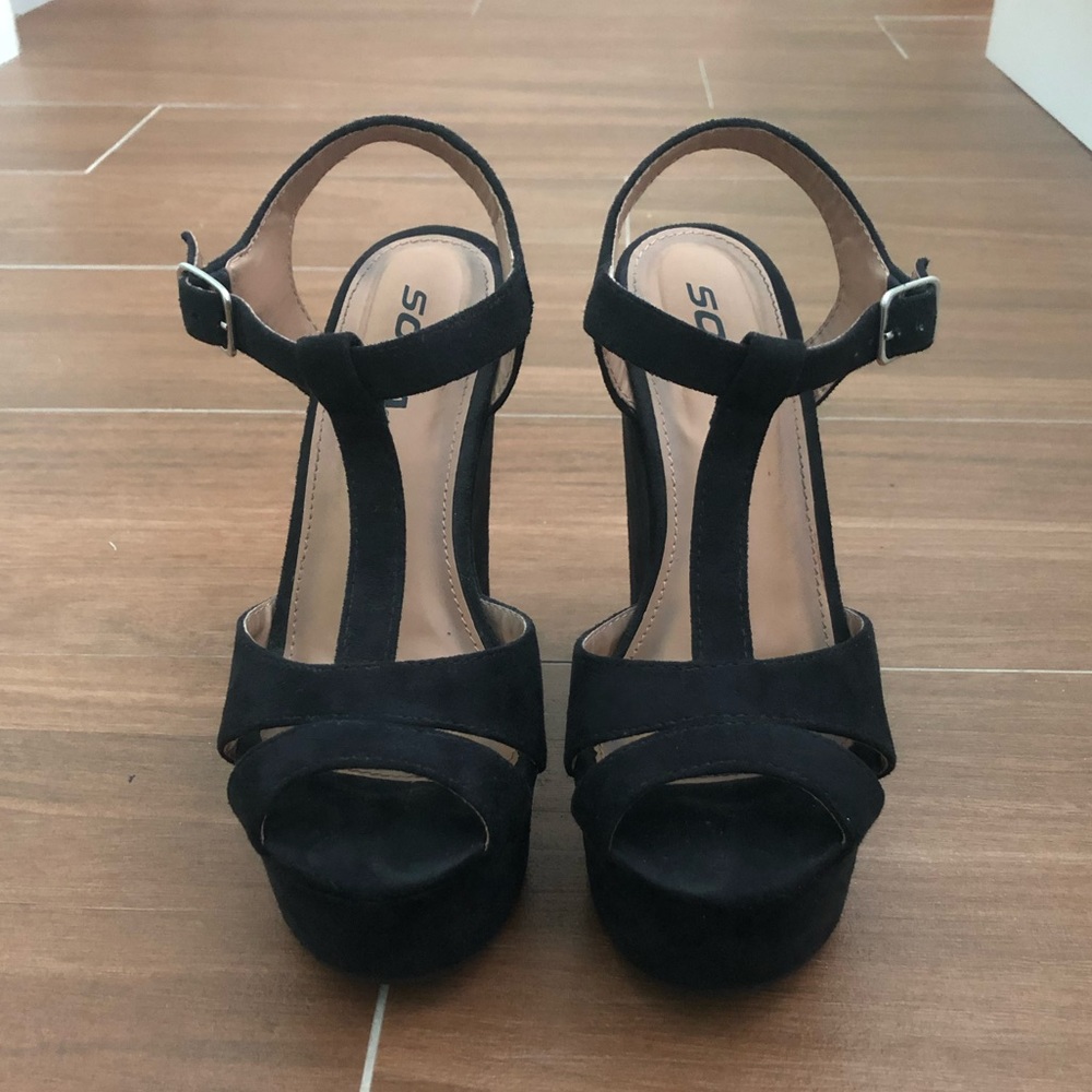 Black wedges